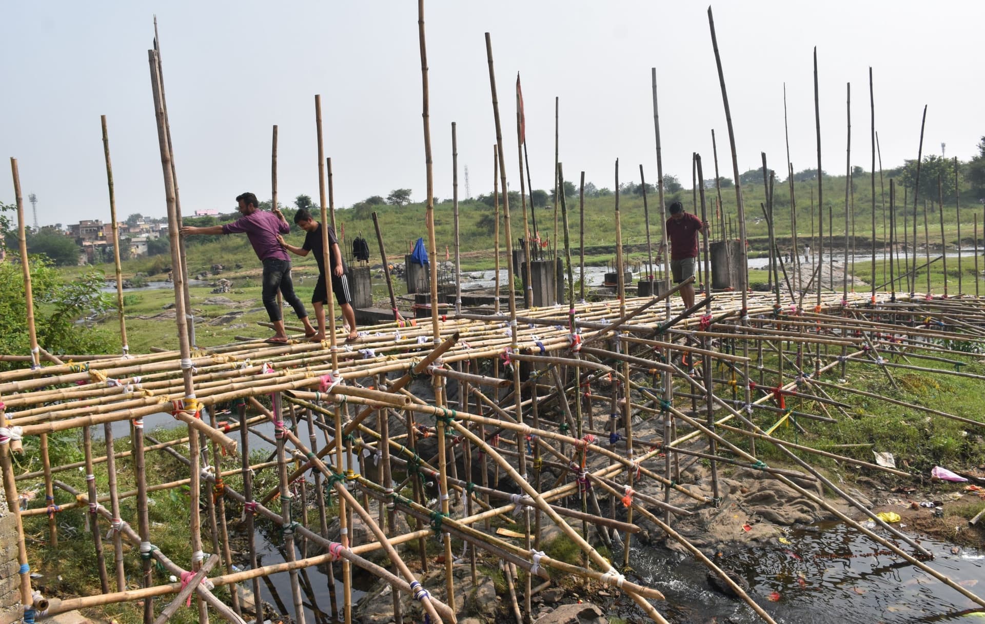 BOKARO NEWS: श्रद्धालुओं की सुविधा के लिए गरगा व सिंगारी जोरिया पर बन रही बांस की 11 अस्थाई पुलिया