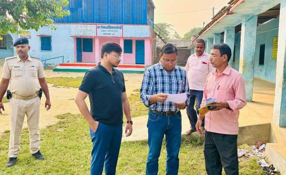 एसडीएम ने किया मतदान केंद्रों का निरीक्षण