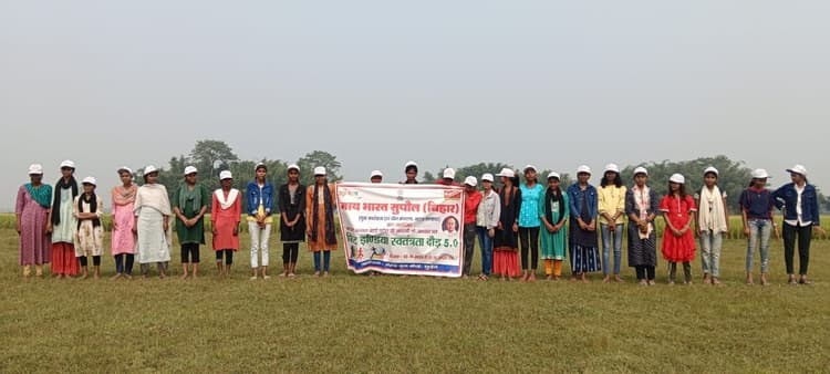 फिट इंडिया स्वतंत्रता दौड़ में शामिल हुए युवा व युवती