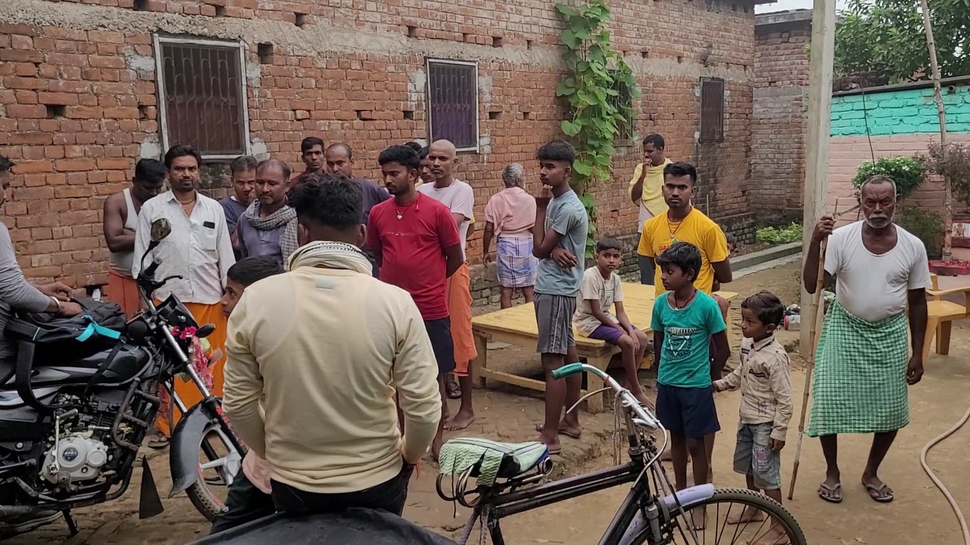 घर से तीन लाख रुपये के जेवरात व नकदी की चोरी