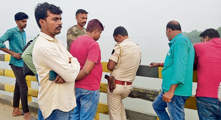 Chhapra News : दिघवारा में सड़क दुर्घटना में बाइक सवार युवक की मौत, हंगामा