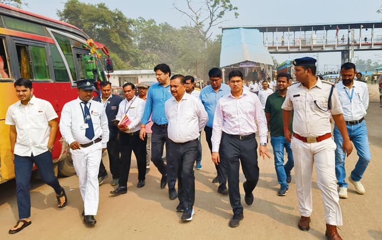 ट्रेनों में लटक कर यात्रा करने वालों पर रखें नजर : डीआरएम