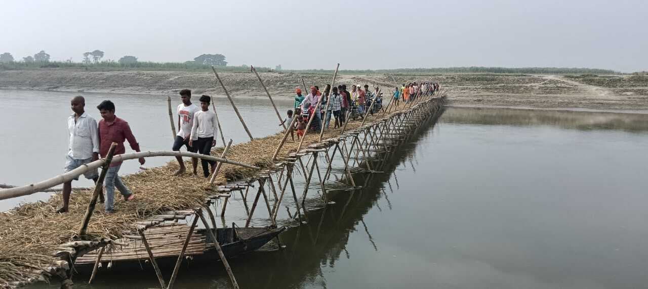 ग्रामीणों ने चंदा कर खैराघाट पर किया चचरी पुल का निर्माण