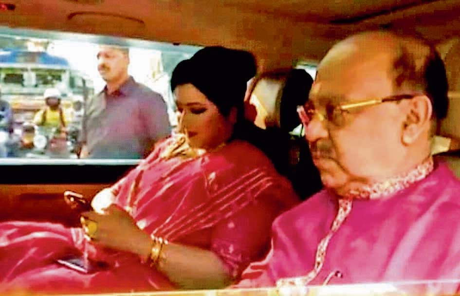 भाईफोटा पर सीएम आवास पहुंचे शोभन राजनीति में जल्द लौटने का दिया संकेत