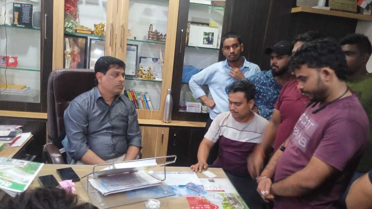 DHANBAD NEWS : महिला की मौत के बाद परिजनों ने शव के साथ अस्पताल में किया हंगामा