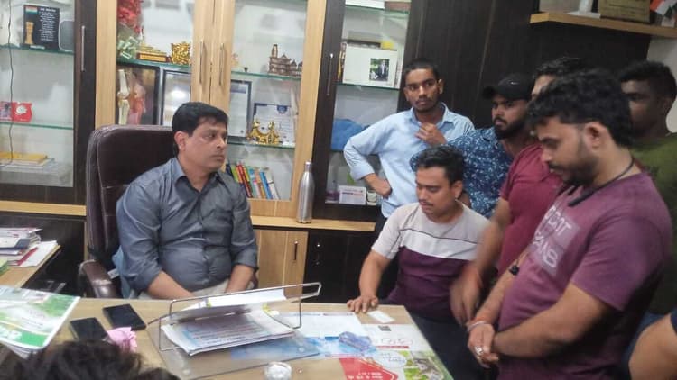 DHANBAD NEWS : महिला की मौत के बाद परिजनों ने शव के साथ अस्पताल में किया हंगामा