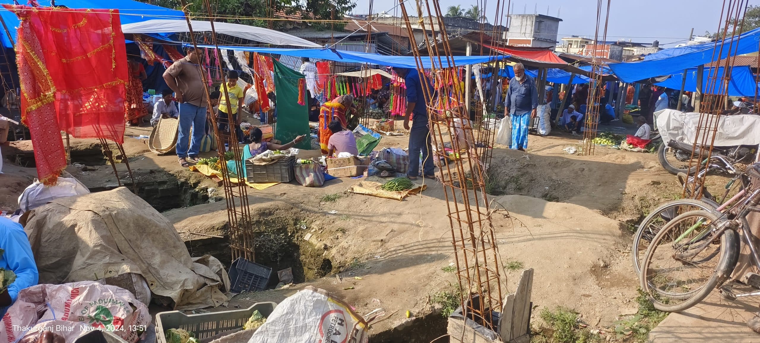 हाट में दुकान निर्माण के लिए खोद गये गड्ढे में गिरकर चोटिल हो रहे लोग