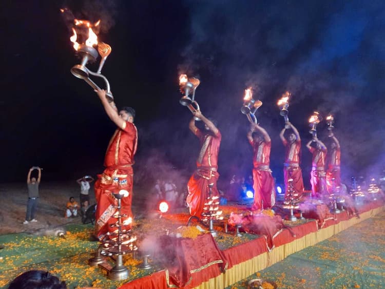 शहर में पहली बार हुई गंगा आरती, सैंकड़ों लोगों ने लिया भाग