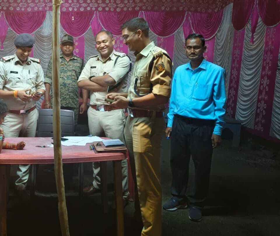 वाहन जांच के दौरान एक लाख रुपये किये गये जब्त