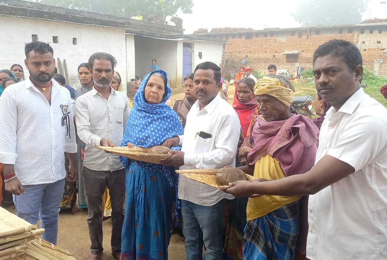 छठ व्रतियों के बीच बांटी गयी पूजन सामग्री