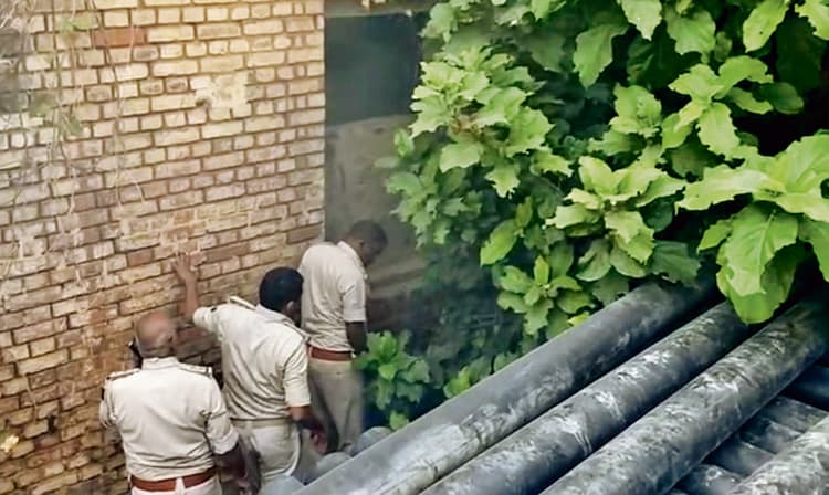 saran News : अस्पताल के पुराने भवन में लगी आग, मची अफरातफरी