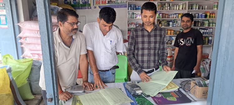 अनुज्ञप्तिधारी उर्वरक दुकानों में की गयी छापेमारी, विक्रेताओं में हड़कंप