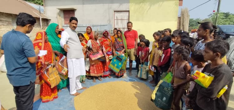 गोआसी व रहुआ में मुखिया ने बांटी छठ सामग्री