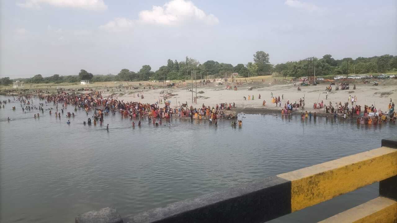 ओद्राघाट पर स्नान करने उमड़ी श्रद्धालुओं की भीड़