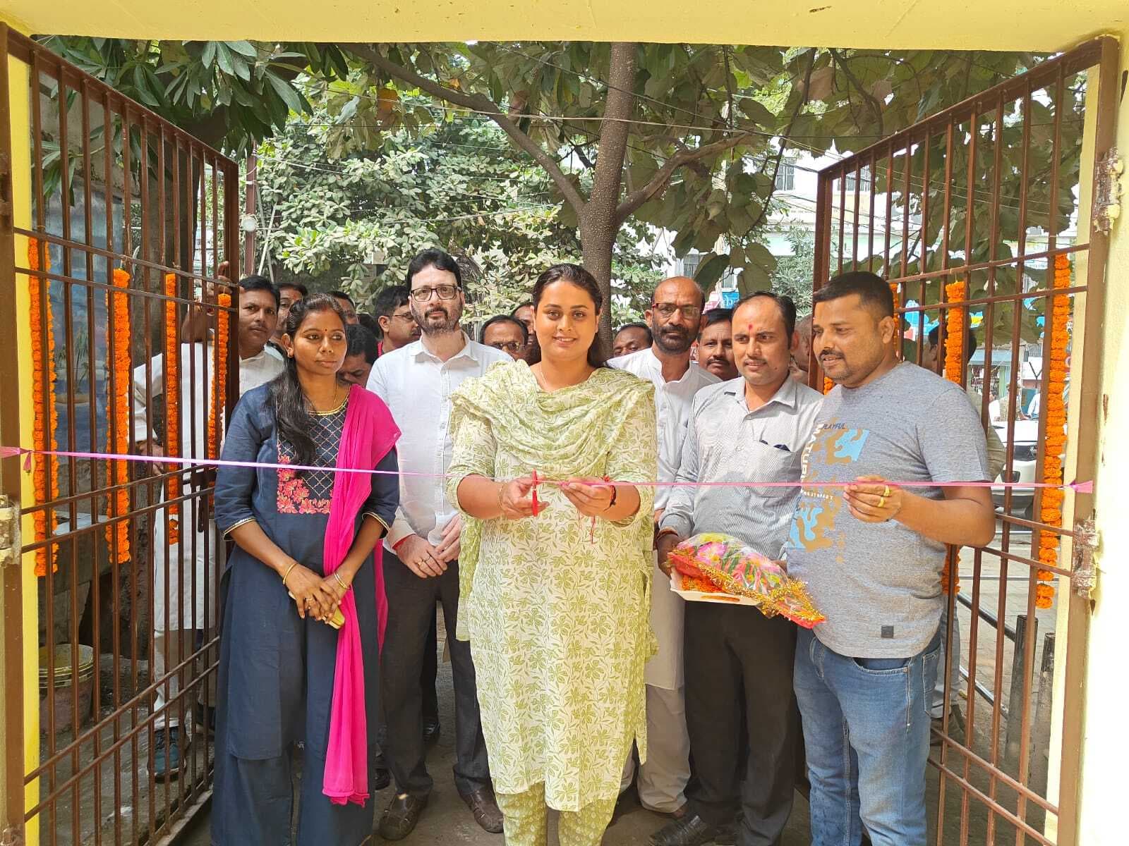 विधायक ने कचहरी चौक पर नवनिर्मित शौचालय का उद्घाटन