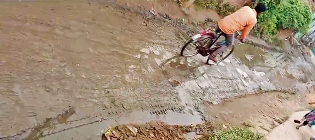 Chhapra News : लोक आस्था के महापर्व छठ पर भी शहर के 65 सड़कों पर जलजमाव