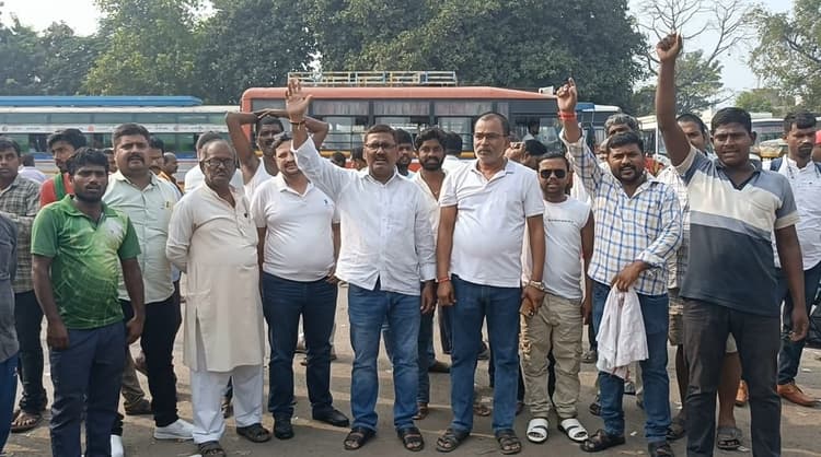 बस पड़ाव संचालक की मनमानी के विरोध में बस परिचालन ठप