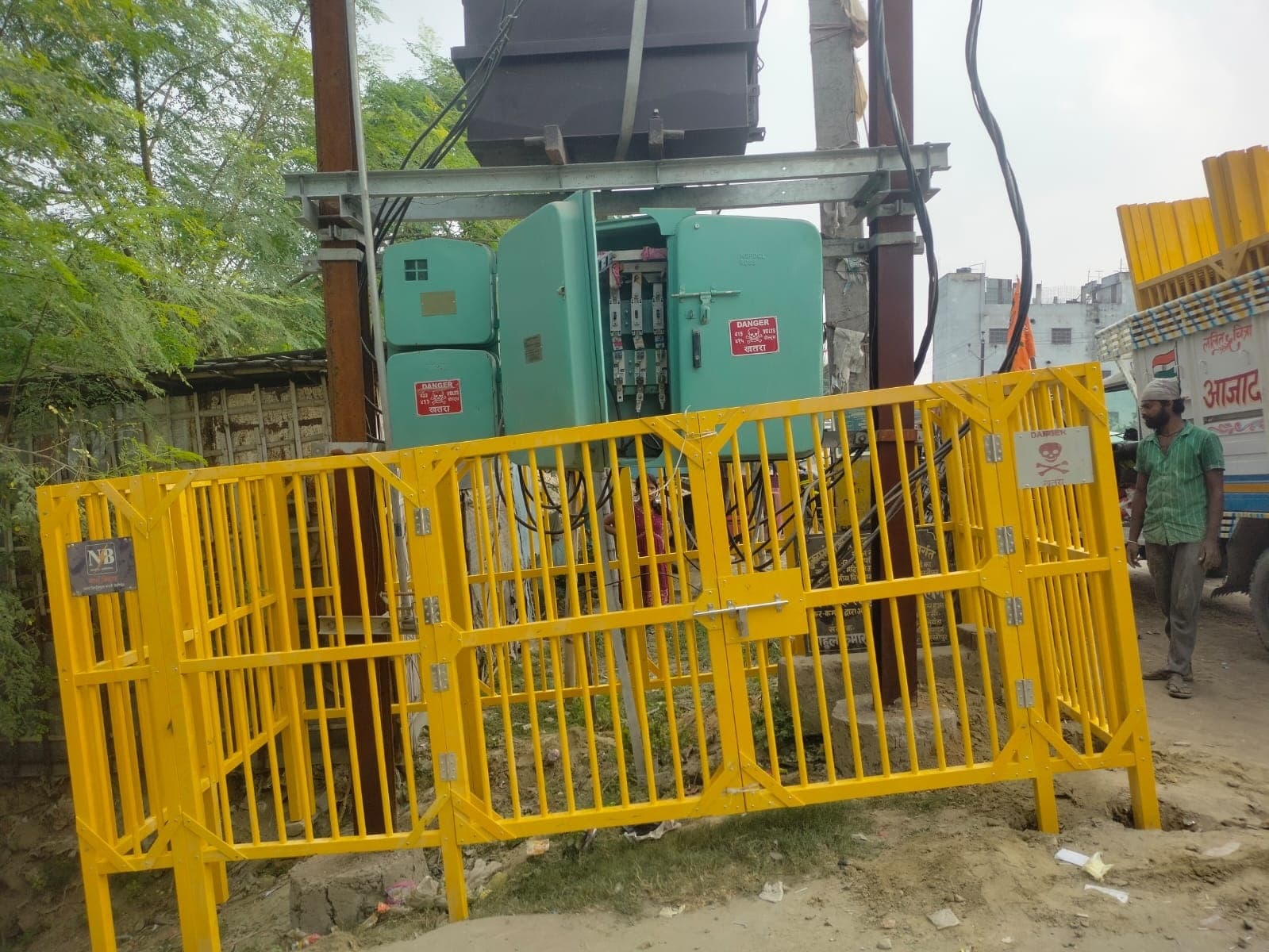 सुरक्षा को लेकर ट्रांसफॉर्मर की ग्रिल से घेराबंदी