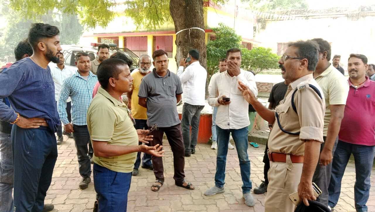 Dhanbad News: सुरक्षाकर्मियों ने पुलिस पर लगाया पिटाई का आरोप, हंगामा