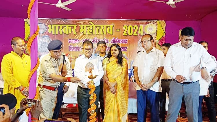 Aurangabad News : छठ गीतों से गुलजार हुए घाट