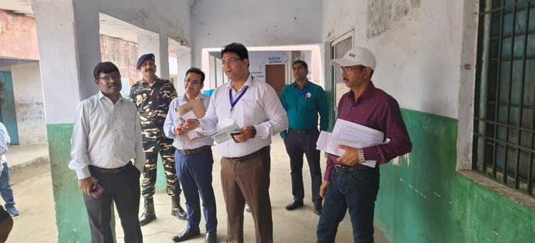 Giridih News : सामान्य प्रेक्षक ने किया स्ट्रांग रूम, डिस्पैच सेंटर व मतगणना केंद्र का निरीक्षण