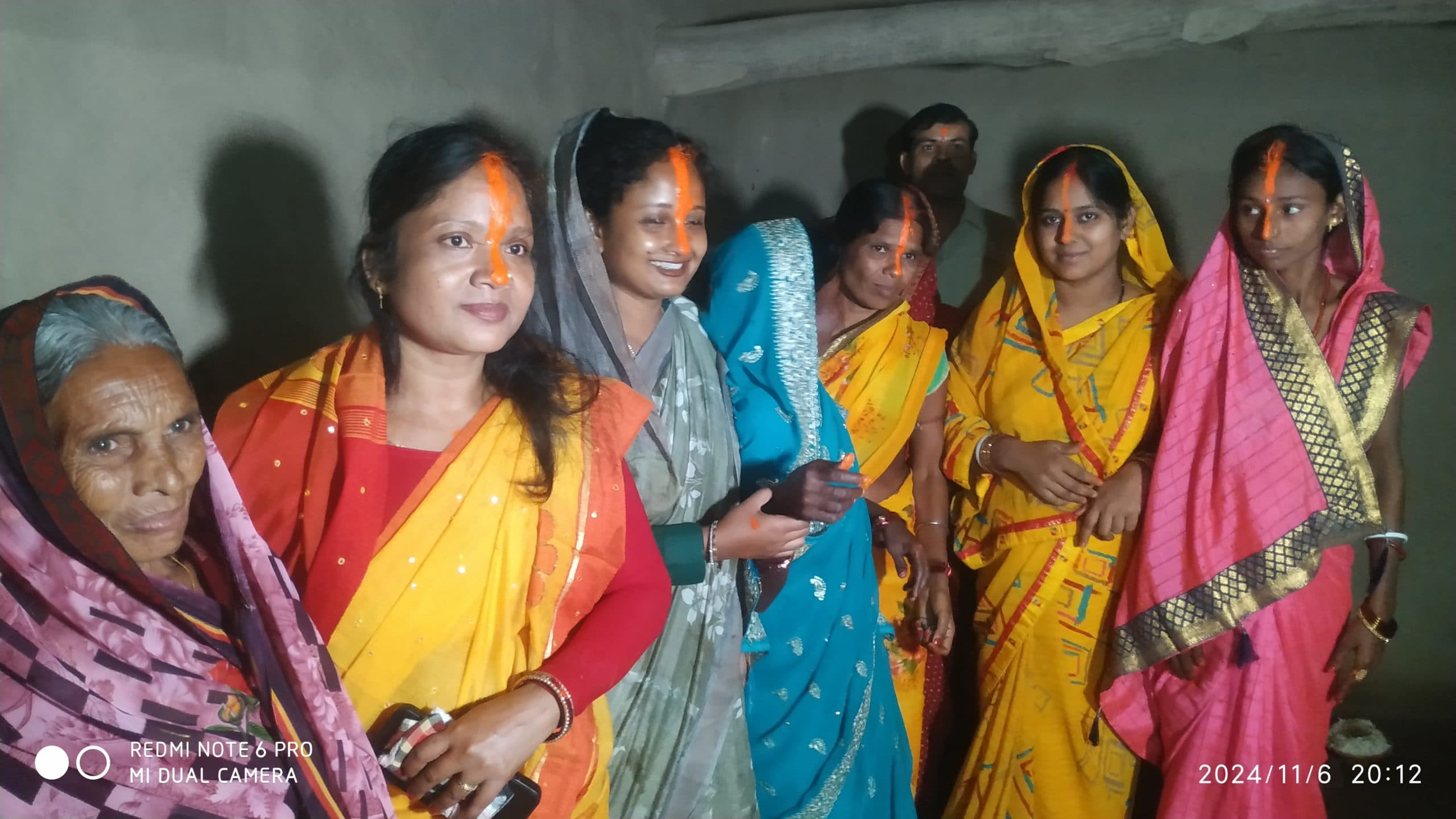 Giridih News : खरना का प्रसाद ग्रहण कर कल्पना सोरेन ने छठव्रतियों से लिया आशीर्वाद