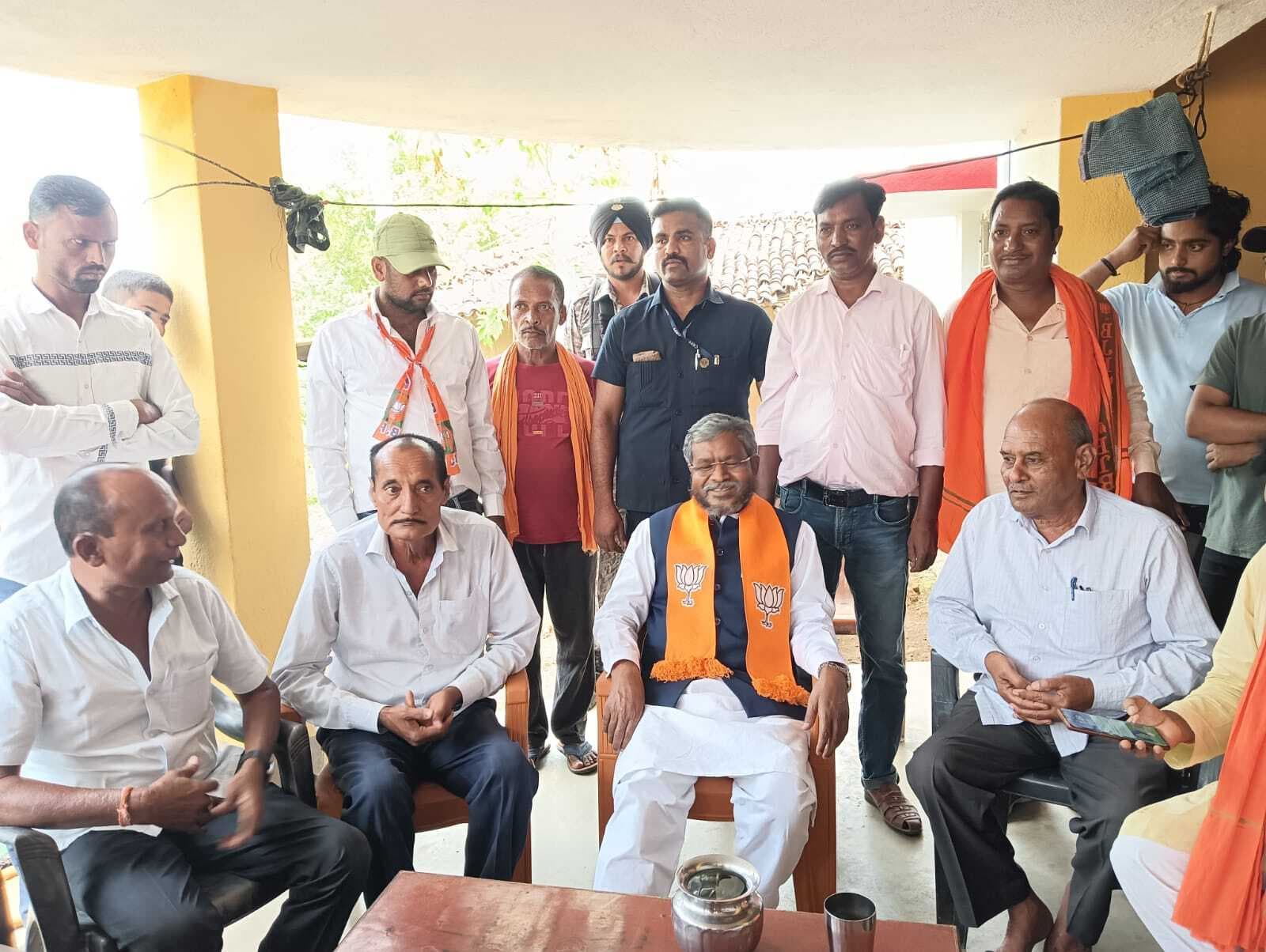 Giridih News : धनवार के भाजपा प्रत्याशी बाबूलाल ने किया जनसंपर्क