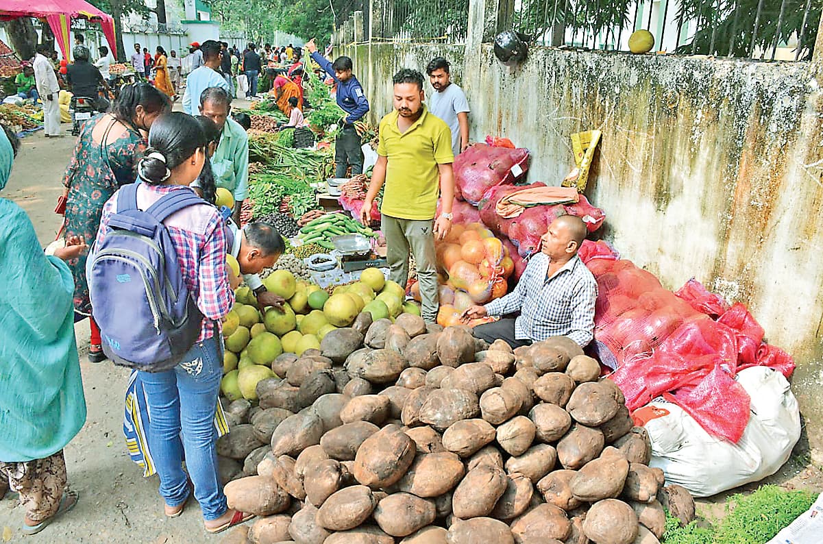 Ranchi News : छठ बाजार में उमड़े खरीदार