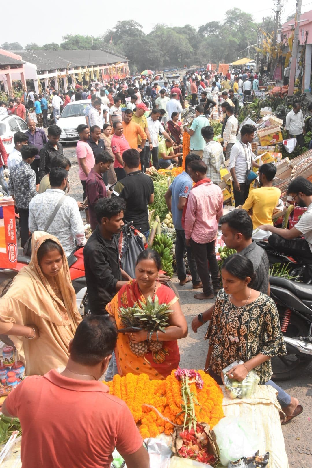 Dhanbad News : महापर्व को लेकर फल बाजार गुलजार