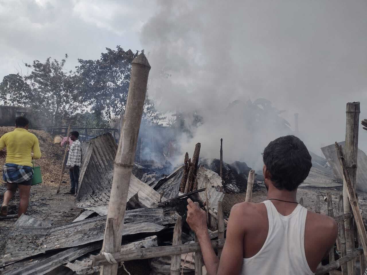 गौरीपुर परसा में आग लगने से पांच घर जलकर राख