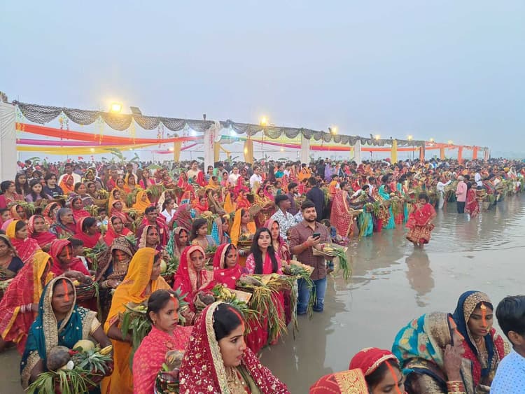 उगते सूर्य को अर्घ्य देते के साथ बगहा में शांतिपूर्ण ढंग से लोक आस्था का महापर्व छठ पूजा हुआ संपन्न