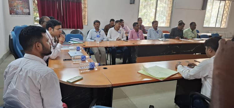 Giridih News : सामान्य प्रेक्षक ने सेक्टर मजिस्ट्रेट के साथ की बैठक