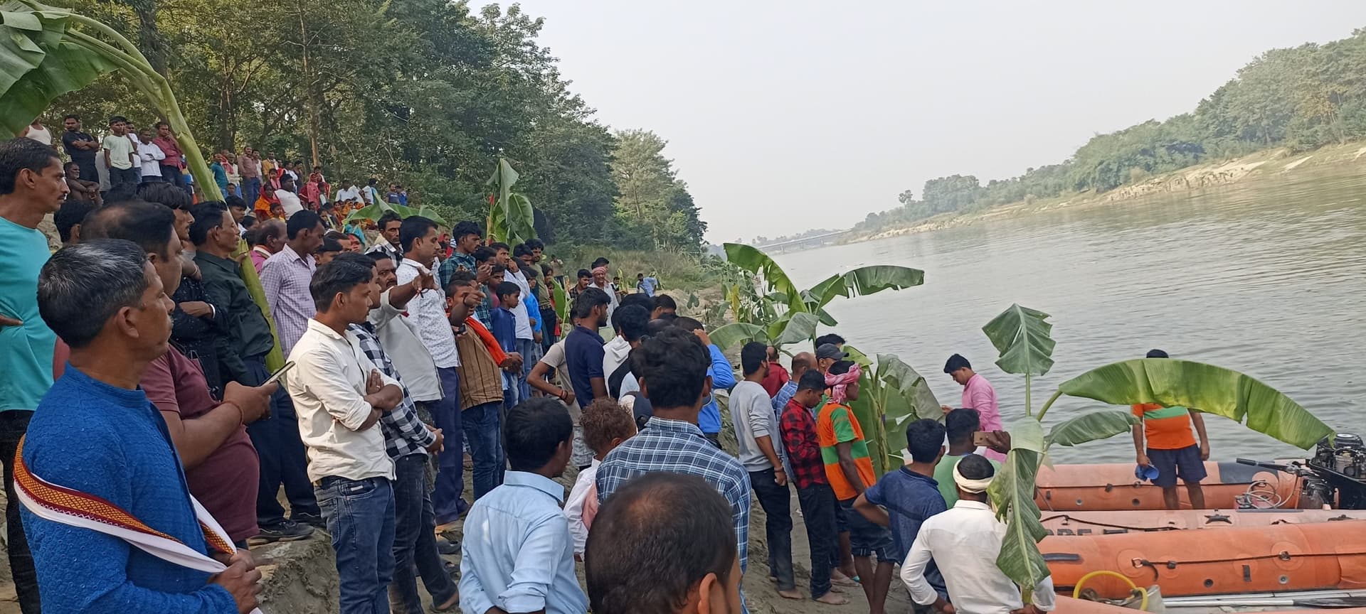 गंडक नदी में नहाने गया युवक डूबा, तलाश जारी