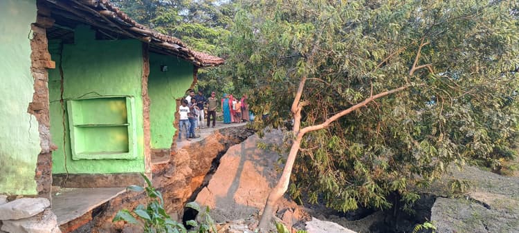 Dhanbad News: कतरास में घर जमींदोज, युवक बचा