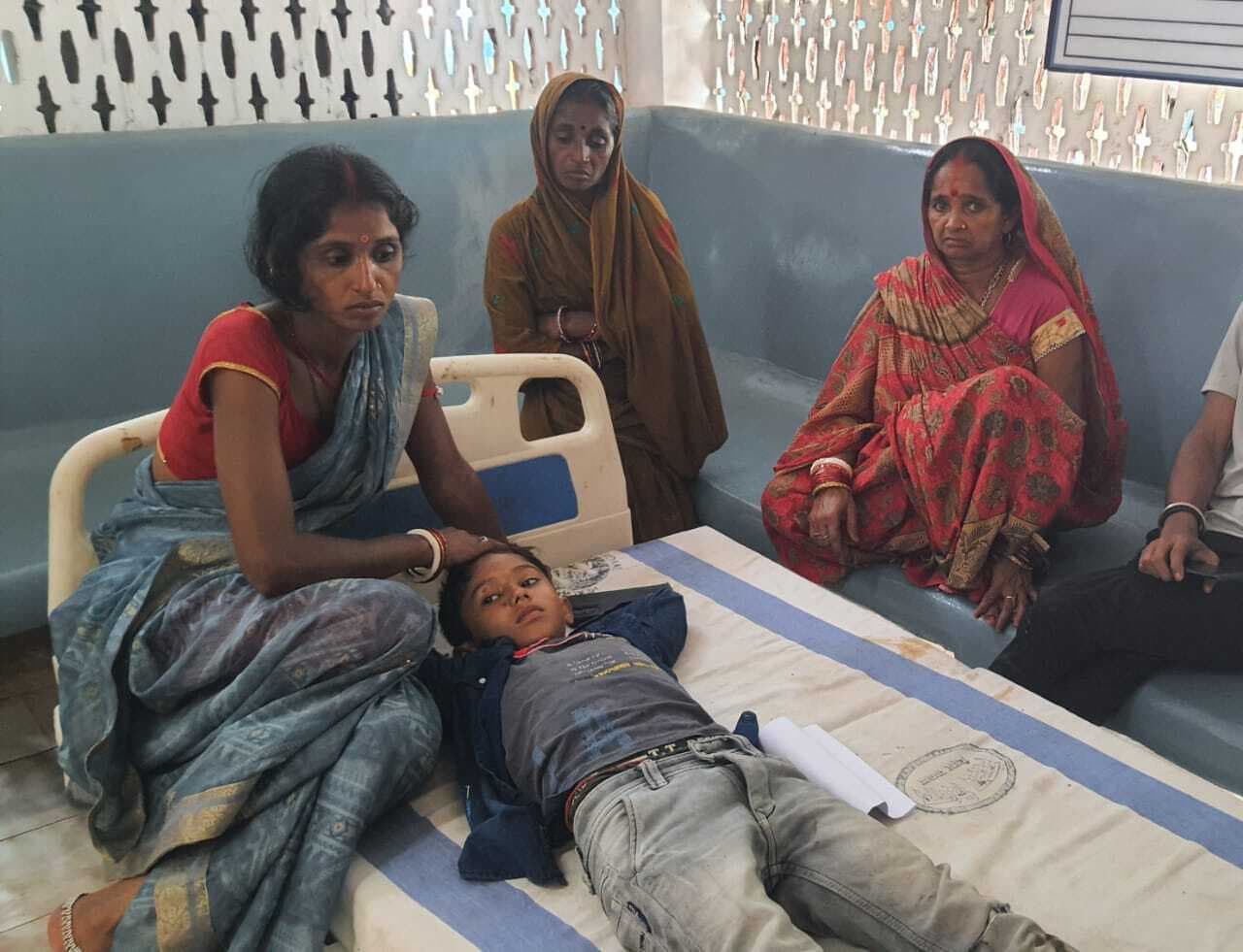 सड़क दुर्घटना में पैक्स अध्यक्ष का भतीजा व नाती हुए घायल