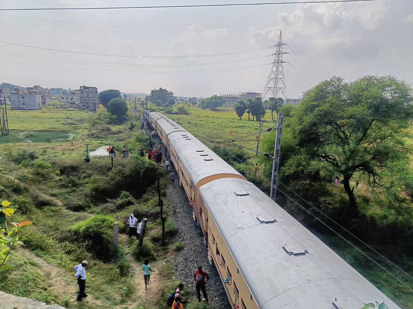 बांका रेलवे स्टेशन के पहले पैसेंजर ट्रेन का इंजन हुआ फेल, यात्री रहे परेशान