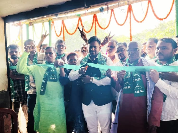 करमाटांड़ सुभाष चौक में झामुमो का खुला चुनाव कार्यालय