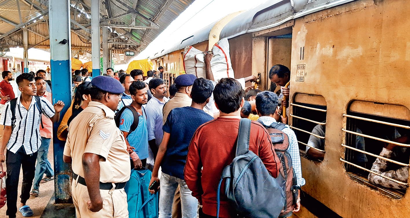 Chhapra News : छठ की समाप्ति के साथ ही ट्रेनों और बसों में बढ़ी भीड़, रेल प्रशासन भी हुआ चौकस