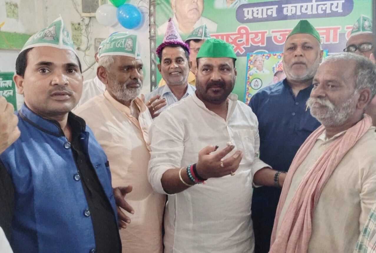 राजद जिला कार्यालय में मनाया तेजस्वी यादव का 35वां जन्मदिन