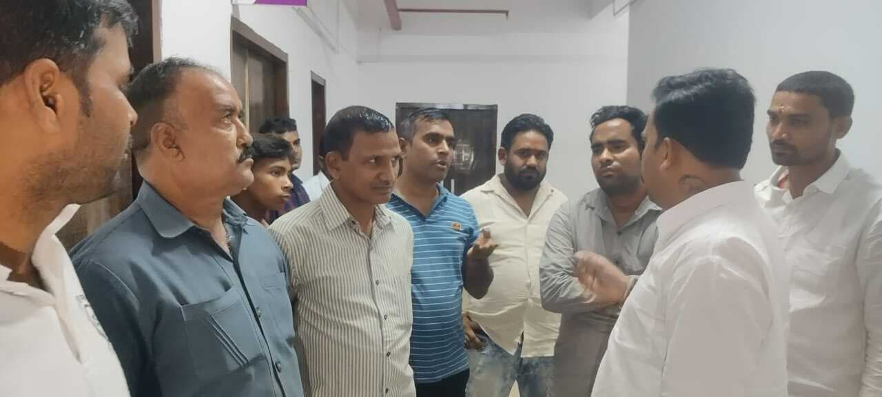 अस्पताल में एंबुलेंस नहीं मिलने से घायल मरीज के परिजनों ने किया हंगामा