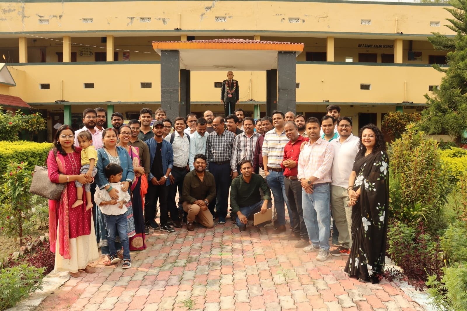 पढ़-लिखकर समाज के वंचितों तक सहायता पहुंचाना धर्म : ऋतेश पाठक