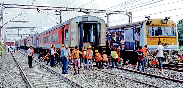 Bihar News: बिहार में चप्पल के कारण खतरे में पड़ी रेलकर्मी की नौकरी, जानिए क्यों मुसीबत में फंसे