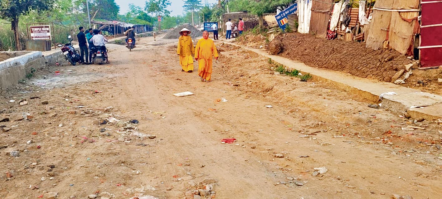 Gaya News : पर्यटन सीजन में भी बोधगया की सड़कें दयनीय