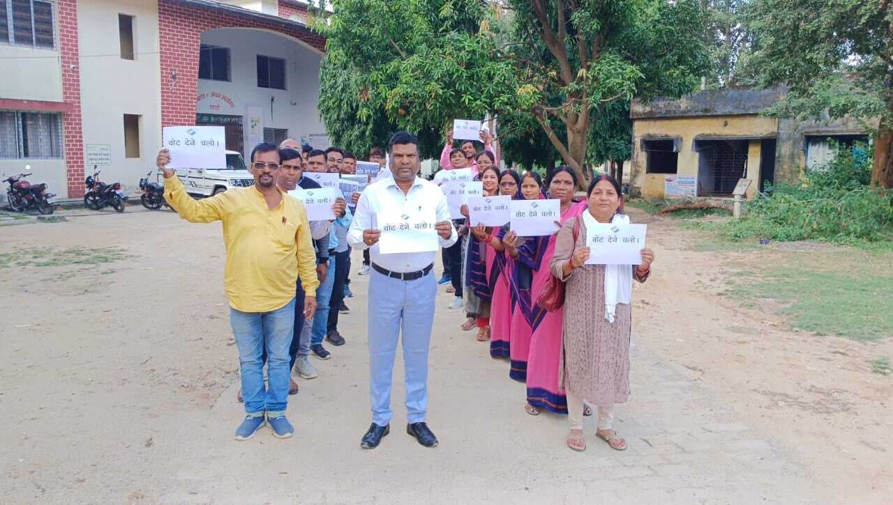Giridih News : रैली निकालकर मतदान करने का दिया गया संदेश
