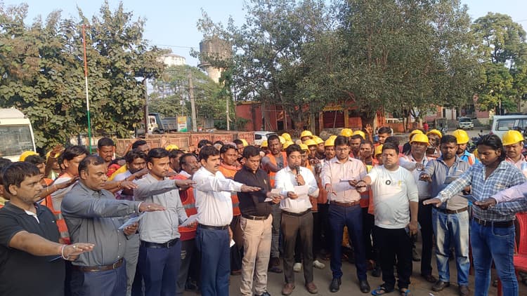 BOKARO NEWS : सफाई कर्मियों को दिलायी गयी मतदान की शपथ