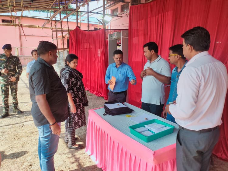 Dhanbad News : डीसी ने इवीएम व वीवीपैट की कमीशनिंग कार्य का लिया जायजा