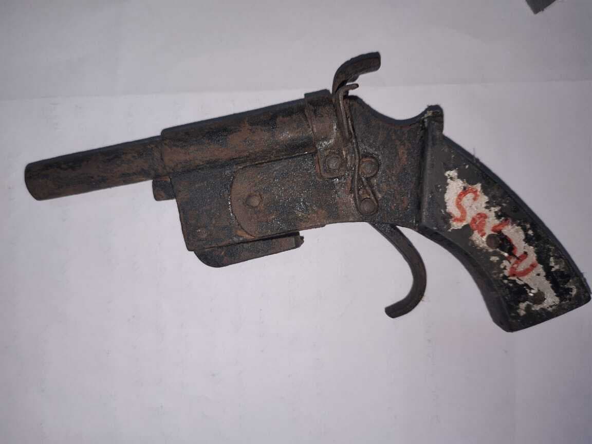 कट्टा व प्रतिबंधित सिरफ के साथ एक गिरफ्तार, दूसरा फरार