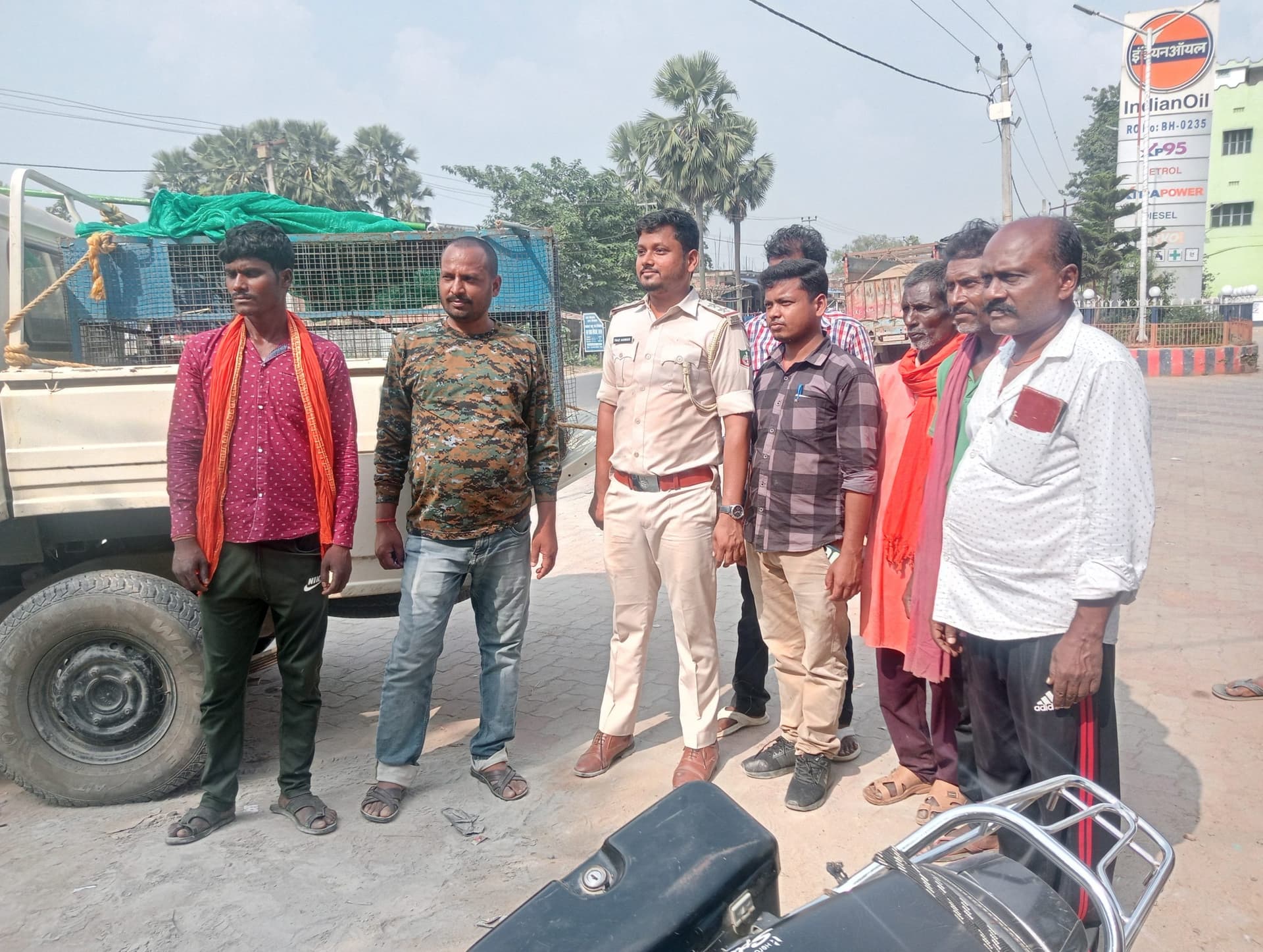 रेस्क्यू कर जंगली बंदर को ले गये वन कर्मी
