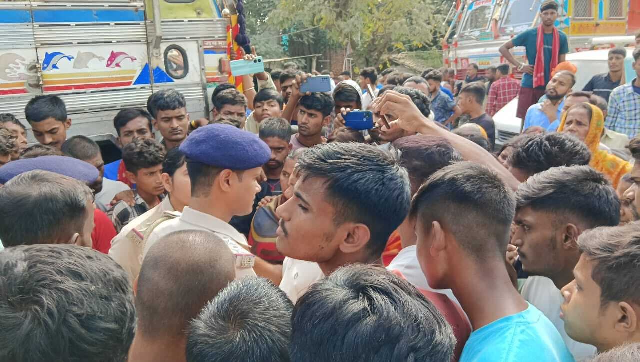 गंगा के डूबे युवक के नहीं मिलने पर परिजनों ने एनएच-80 को दो घंटे तक किया जाम