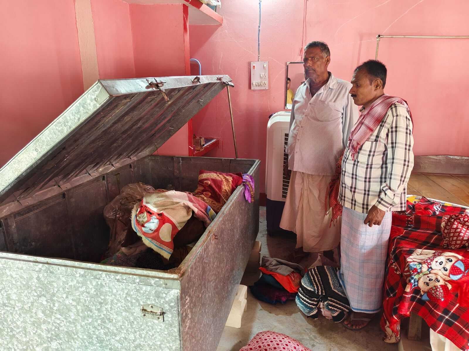 घर में सोये थे लोग, चोरों ने कर ली लाखों की चोरी